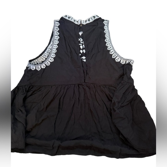 Forever 21 Black Embroidered Sleeveless Blouse โ Size medium - Picture 3 of 3